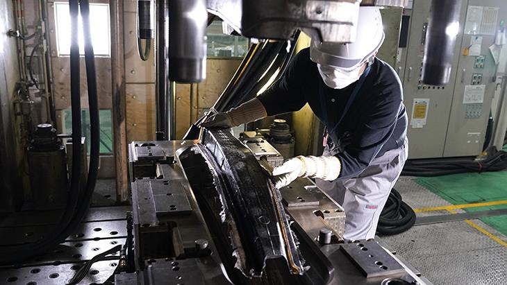 Nissan carbon fibre parts production initiative